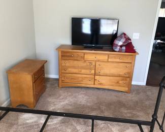 Dresser and bedside table (part of 6-piece bedroom set)