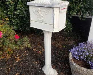 Cast aluminum mailbox