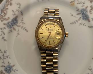 Not real. Marked Oyster Perpetual but runs on a battery. Not real gold. Sorry for the excitement!