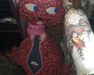 A cool cat with Mid-Century Modern vibes is a must for cat enthusiasts. Notice the sleeping mouse in the feline’s tie. 