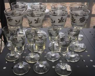 Serve drinks in throwback style with this vintage, frosted stemware. 