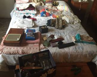 A full bed with a nod to Mid-Century Modern design comes complete with bedding and pillows. It also has matching furniture pieces. 