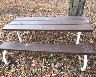 No need to fear rotting wood with this vinyl-like picnic table. 