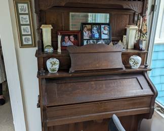 Antique Parlor Pump Organ