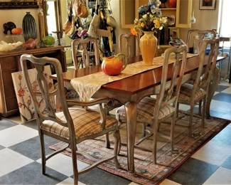 Beautiful large dinner table with 6 chairs