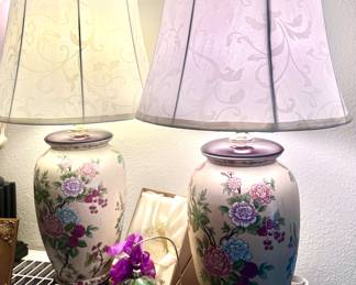 Pair of floral decorative table lamps