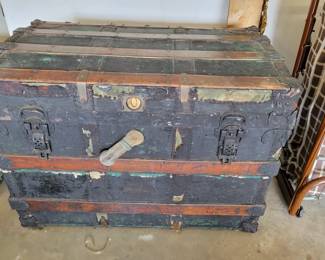 Antique trunk (has tray insert)