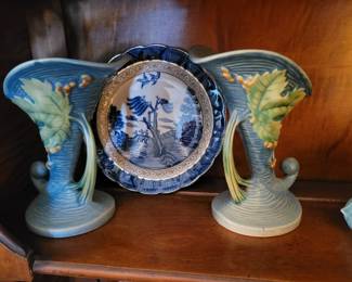 Roseville cornucopia & Blue Willow plate