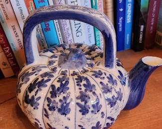 Vintage Asian/Chinese Handpainted Porcelain Tea Pot. 