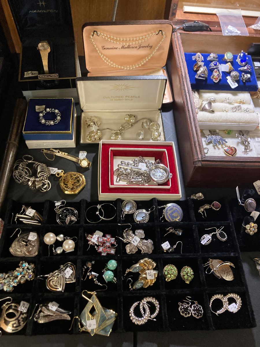 Estate Sale Vintage Glass in Paris, TX starts on 11/16/2023