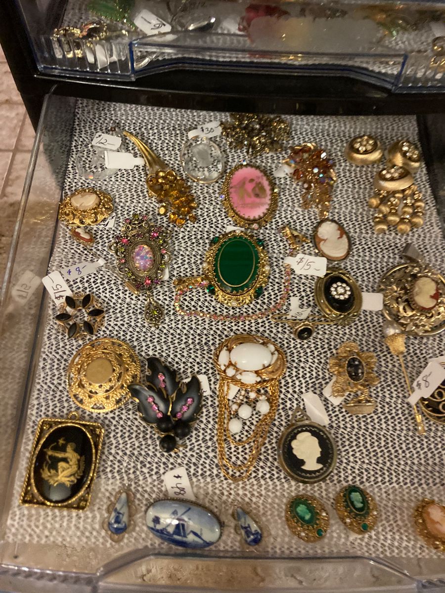 Estate Sale Vintage Glass in Paris, TX starts on 11/16/2023