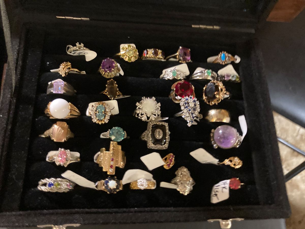 Estate Sale Vintage Glass in Paris, TX starts on 11/16/2023