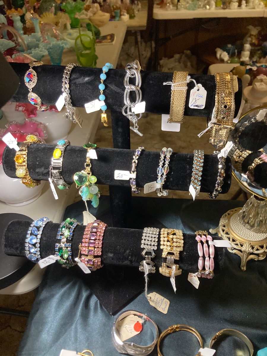 Estate Sale Vintage Glass in Paris, TX starts on 11/16/2023