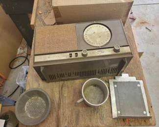 #5149 • Vintage AM/FM Radio, Vintage Mug, & More
