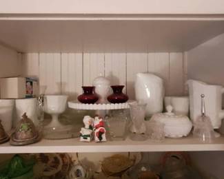 #1150 • Shelf Of Glassware & Ceramic Lizard Butter Plates
