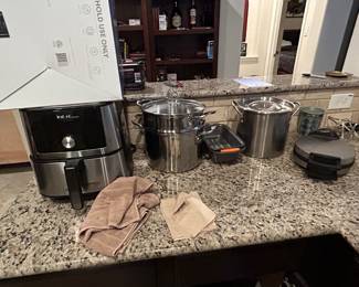 Air fryer and pots/pans, waffle maker