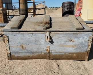 #1040 • Blue Wooden Chest
