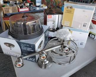 #10556 • Lot of (6) Light Fixtures
