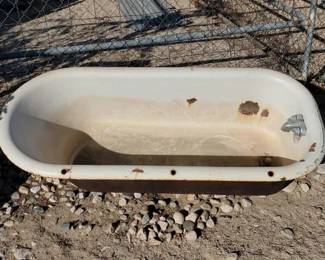 #1030 • Porcelain Bathtub
