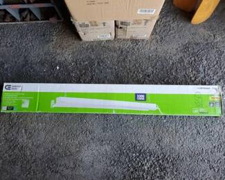 #10538 • 4ft LED Shoplight
