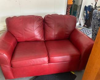 Red leather love seat ❤️❤️❤️❤️
