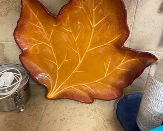 Leaf plate in bronze color