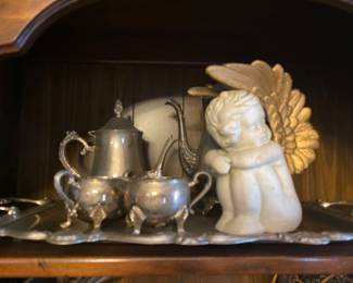 Accessories in bookcase 