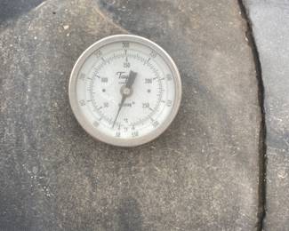 Temperature gauge on grill