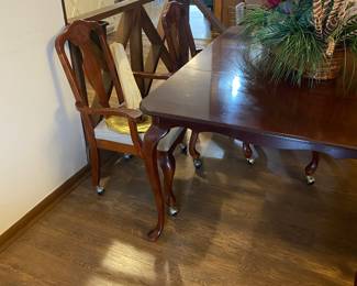Lovely table with 4 chairs on rollers 