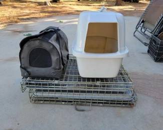 #5018 • Kennals, Litter Box and Small Dog/Cat Traveling Bag.
