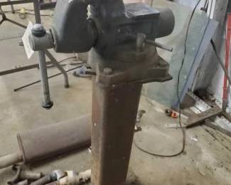 #1548 • Standing Vice & Parts
