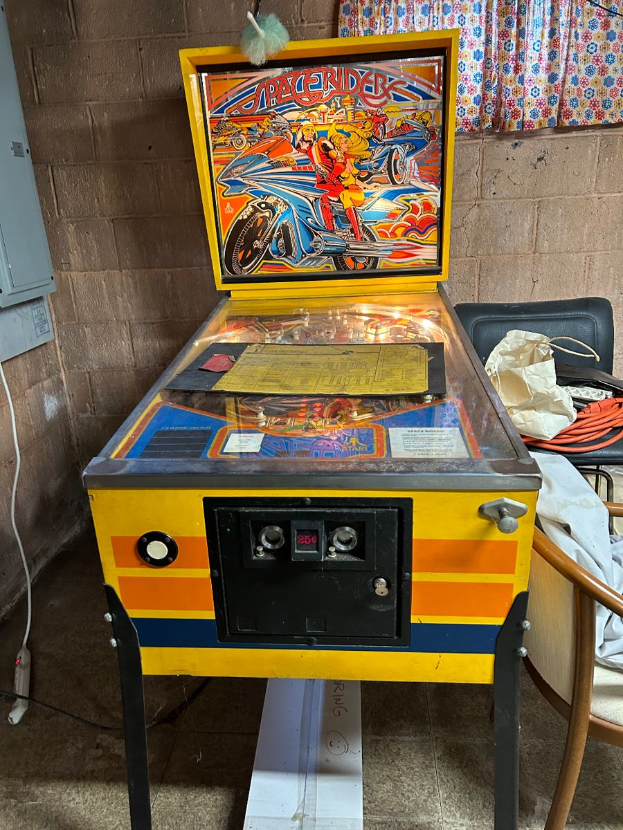 Vintage pinball machine and it works!!