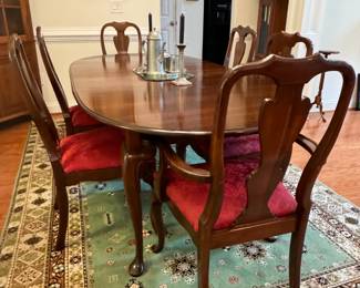 Fine Dining Table with 2 Leaves and Padding