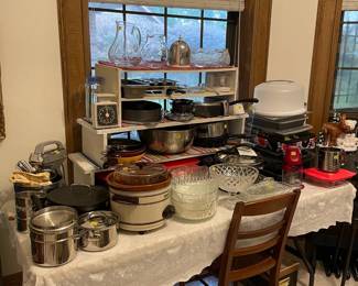 LOADS of appliances Kitchenware,