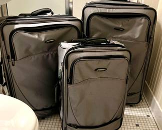 Like new - Briggs and Riley luggage set - perfect gift for the holidays