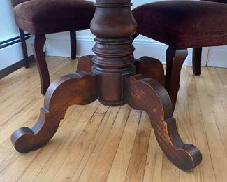 ROUND PEDESTAL TABLE WITH 4 CHAIRS