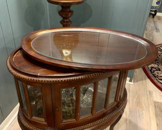 Vintage mid century Queen Anne style mahogany bar or display cabinet with removable serving tray top 