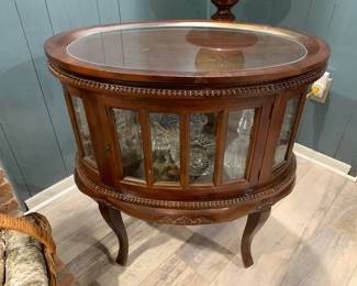 Vintage mid century Queen Anne style mahogany bar or display cabinet with removable serving tray top 