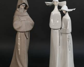 415	2 Lladro Porcelain Figures Nuns & Monk	2 Lladro porcelain figures. 4611 Nuns, 12 3/4"H; 2060 Monk, 13 1/8"H. Both with blue Lladro marks to the underside. Chip to nun's hat.
