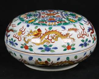 185	Chinese Porcelain Box Wanli Mark	Chinese porcelain lidded box, blue six character Wanli mark. Decoration of dragons and flowers, pierced lid. 5"H x 9 1/2"-diameter. Flakes to rim, minor paint loss.

