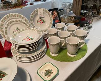 WINTER JUBILEE Christmas Dishes, 8 place setting 