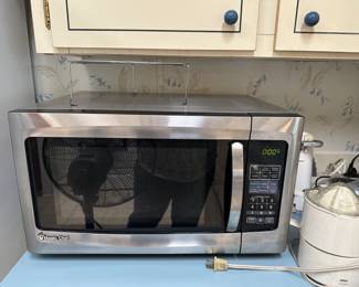 Magic Chef microwave works great, good condition.