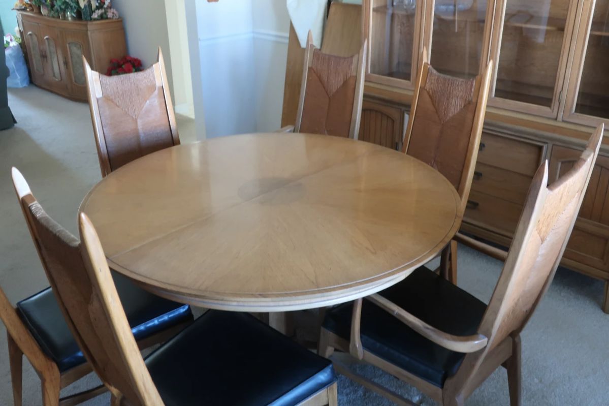 B F  Huntley dining  room table.  This  is  a  view  with  the  leaves  removed.  There  are  leaves  and  pads.  There  are  6  chairs.  The  round  table  is  46 x 46.