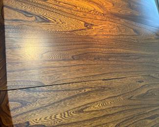 TOP OF THE TABLE WITH THE BEAUTY OF THE ELM WOOD 