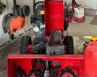 LIKE NEW TORO SNOW BLOWER 