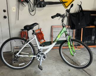 BEAUTIFUL WOMANS BIKE 