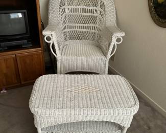 Oh no! Not another wicker rhyme!! Nope not gonna do it - just gonna tell you how beautiful and comfortable this is - and wherever you put it will be perfect - that’s the thing about wicker, it just DOES!!! 