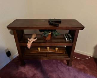 Nice little table - looks like the squirrel is enjoying it also 