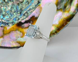 Lot #SB 308 - 5.52 Carat Aquamarine and Diamond Ring in 18k White Gold - Size 7 - Total Weight 4.5g (w/ Appraisal)