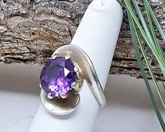 Lovely Round Amethyst Ring Sitting in a Bed of Solid Sterling Silver - Ring Size 5.5 - Total Weight 8.2g
